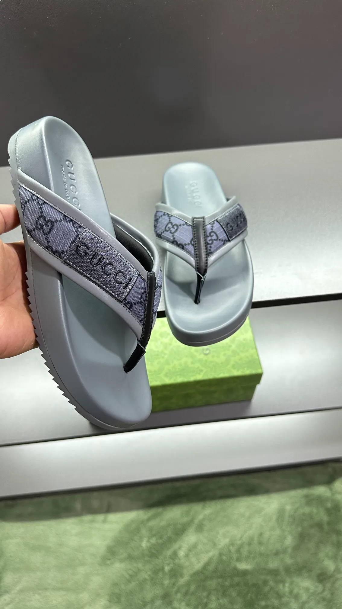 [G Family Couple Style] P: 300💰Female size 36~40 Men's size 39~45, (46. Custom-made Unisex GG slippers This slipper is made of GG polyester fiber and is decorated with a Gucci label on the front, adding a striking logo feel to the style. Beige GG recycled polyester fiber Unisex leather trim "Gucci Made in Italy" embroidered label Rubber sole Flat Made in Italy